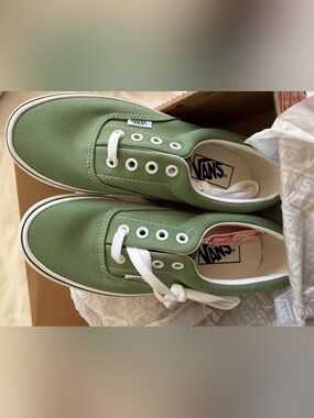 NWT Vans Classic Low-Top Sneakers in Sage Green women’s 6.5